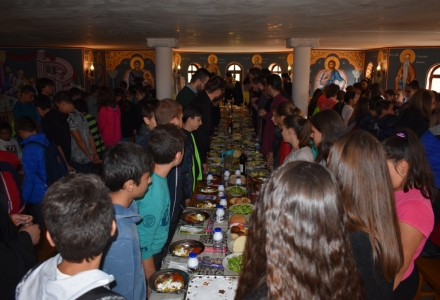 Трима  игумени и 100 деца на братска трапеза за празника на Църногорската света обител
